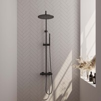 Brauer Brauer Black Carving Regendoucheset: Thermostatische Opbouwkraan met Stijgbuis, Douchekop 20cm, 3-Standen Handdouche & Doucheslang - Set 2 - Geribbeld Draaiknoppen - Mat Zwart