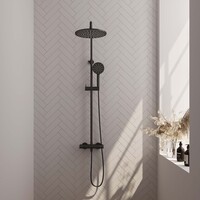 Brauer Brauer Black Carving Regendoucheset: Thermostatische Opbouwkraan met Stijgbuis, Douchekop 30cm, 3-Standen Handdouche & Doucheslang - Set 4 - Geribbeld Draaiknoppen - Mat Zwart