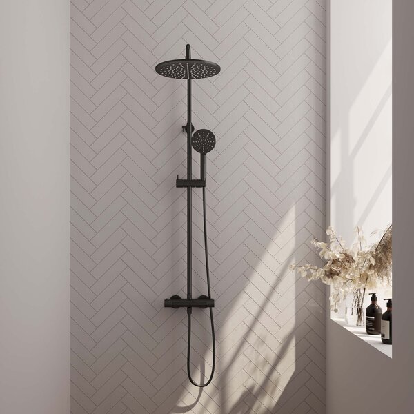 Brauer Brauer Black Carving Regendoucheset: Thermostatische Opbouwkraan met Stijgbuis, Douchekop 30cm, 3-Standen Handdouche & Doucheslang - Set 4 - Geribbeld Draaiknoppen - Mat Zwart