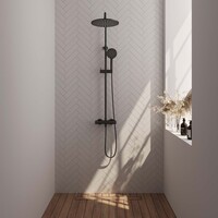 Brauer Brauer Black Carving Regendoucheset: Thermostatische Opbouwkraan met Stijgbuis, Douchekop 30cm, 3-Standen Handdouche & Doucheslang - Set 4 - Geribbeld Draaiknoppen - Mat Zwart
