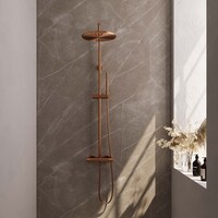 Brauer Brauer Copper Carving Regendoucheset: Thermostatische Opbouwkraan met Stijgbuis, Douchekop 20cm, 3-Standen Handdouche & Doucheslang - Set 2 - Geribbeld Draaiknoppen - PVD - Geborsteld Koper