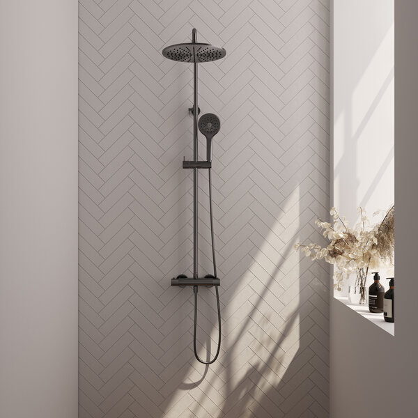 Brauer Brauer Gunmetal Carving Regendoucheset: Thermostatische Opbouwkraan met Stijgbuis, Douchekop 30cm, 3-Standen Handdouche & Doucheslang - Set 4 - Geribbeld Draaiknoppen - PVD - Geborsteld Gunmetal