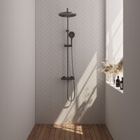 Brauer Brauer Gunmetal Carving Regendoucheset: Thermostatische Opbouwkraan met Stijgbuis, Douchekop 30cm, 3-Standen Handdouche & Doucheslang - Set 4 - Geribbeld Draaiknoppen - PVD - Geborsteld Gunmetal