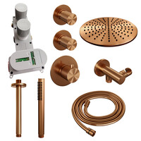 Brauer Brauer Copper Carving Regendoucheset: Thermostatische Inbouwkraan met Stopkranen, Plafondarm, Douchekop 30cm, Wandhouder met Wateruitlaat, Staafhanddouche & Doucheslang - Set 6 - Geribbeld Draaiknoppen - PVD - Geborsteld Koper