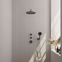 Brauer Brauer Gunmetal Carving Regendoucheset: Thermostatische Inbouwkraan met Stopkranen, Gebogen Wandarm, Douchekop 30cm, Wandhouder met Wateruitlaat, 3-Standen Handdouche & Doucheslang - Set 10 - Geribbeld Draaiknoppen - PVD - Geborsteld Gunmetal