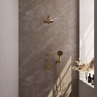 Brauer Brauer Gold Carving Regendoucheset: Thermostatische Inbouwkraan met Stopkranen, Rechte Wandarm, Douchekop 20cm, Wandhouder met Wateruitlaat, 3-Standen Handdouche & Doucheslang - Set 7 - Geribbeld Draaiknoppen - PVD - Geborsteld Goud