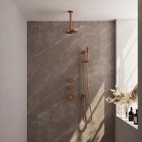 Brauer Brauer Copper Carving Regendoucheset: Thermostatische Inbouwkraan met Stopkranen, Plafondarm, Douchekop 20cm, Glijstang met Wateruitlaat, Staafhanddouche & Doucheslang - Set 17 - Geribbeld Draaiknoppen - PVD - Geborsteld Koper