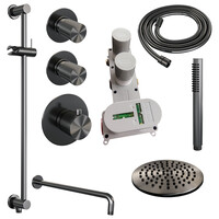 Brauer Brauer Gunmetal Carving Regendoucheset: Thermostatische Inbouwkraan met Stopkranen, Gebogen Wandarm, Douchekop 20cm, Glijstang met Wateruitlaat, Staafhanddouche & Doucheslang - Set 15 - Geribbeld Draaiknoppen - PVD - Geborsteld Gunmetal