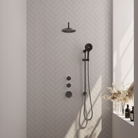 Brauer Brauer Gunmetal Carving Regendoucheset: Thermostatische Inbouwkraan met Stopkranen, Gebogen Wandarm, Douchekop 20cm, Glijstang met Wateruitlaat, 3-Standen Handdouche & Doucheslang - Set 21 - Geribbeld Draaiknoppen - PVD - Geborsteld Gunmetal