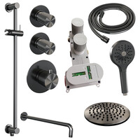 Brauer Brauer Gunmetal Carving Regendoucheset: Thermostatische Inbouwkraan met Stopkranen, Gebogen Wandarm, Douchekop 20cm, Glijstang met Wateruitlaat, 3-Standen Handdouche & Doucheslang - Set 21 - Geribbeld Draaiknoppen - PVD - Geborsteld Gunmetal