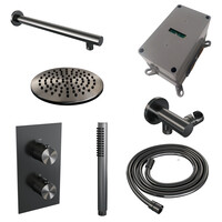 Brauer Brauer Gunmetal Carving Regendoucheset: Thermostatische Inbouwkraan met 3-Weg Omstel, Rechte Wandarm, Douchekop 20cm, Wandhouder met Wateruitlaat, Staafhanddouche & Doucheslang - Set 25 - Geribbeld Draaiknoppen - PVD - Geborsteld Gunmetal