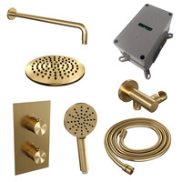 Brauer Brauer Gold Carving Regendoucheset: Thermostatische Inbouwkraan met 3-Weg Omstel, Gebogen Wandarm, Douchekop 20cm, Wandhouder met Wateruitlaat, 3-Standen Handdouche & Doucheslang - Set 33 - Geribbeld Draaiknoppen - PVD - Geborsteld Goud