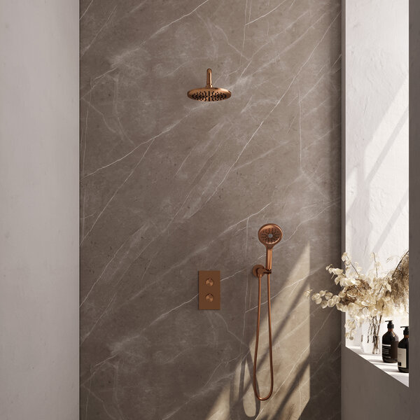 Brauer Brauer Copper Carving Regendoucheset: Thermostatische Inbouwkraan met 3-Weg Omstel, Gebogen Wandarm, Douchekop 20cm, Wandhouder met Wateruitlaat, 3-Standen Handdouche & Doucheslang - Set 33 - Geribbeld Draaiknoppen - PVD - Geborsteld Koper