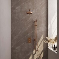 Brauer Brauer Copper Carving Regendoucheset: Thermostatische Inbouwkraan met 3-Weg Omstel, Rechte Wandarm, Douchekop 20cm, Glijstang met Wateruitlaat, Staafhanddouche & Doucheslang - Set 37 - Geribbeld Draaiknoppen - PVD - Geborsteld Koper