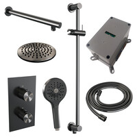 Brauer Brauer Gunmetal Carving Regendoucheset: Thermostatische Inbouwkraan met 3-Weg Omstel, Rechte Wandarm, Douchekop Ø20cm, Glijstang met Wateruitlaat, 3-Standen Handdouche & Doucheslang - Set 43 - Geribbeld Draaiknoppen - PVD - Geborsteld Gunmetal