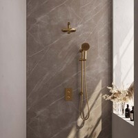 Brauer Brauer Gold Carving Regendoucheset: Thermostatische Inbouwkraan met 3-Weg Omstel, Rechte Wandarm, Douchekop 20cm, Glijstang met Wateruitlaat, 3-Standen Handdouche & Doucheslang - Set 43 - Geribbeld Draaiknoppen - PVD - Geborsteld Goud
