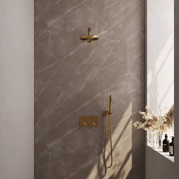 Brauer Brauer Gold Carving Regendoucheset: Thermostatische Inbouwkraan met Drukknoppen, Rechte Wandarm, Douchekop 20cm, Wandhouder met Wateruitlaat, Staafhanddouche & Doucheslang - Set 49 - Geribbeld Draaiknoppen - PVD - Geborsteld Goud