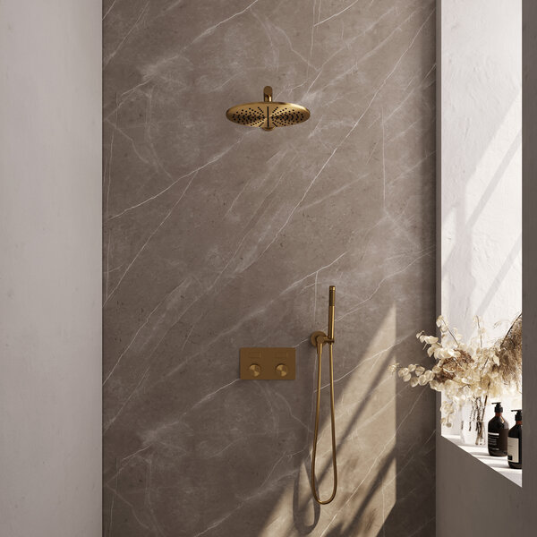 Brauer Brauer Gold Carving Regendoucheset: Thermostatische Inbouwkraan met Drukknoppen, Rechte Wandarm, Douchekop 30cm, Wandhouder met Wateruitlaat, Staafhanddouche & Doucheslang - Set 50 - Geribbeld Draaiknoppen - PVD - Geborsteld Goud