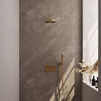 Brauer Brauer Gold Carving Regendoucheset: Thermostatische Inbouwkraan met Drukknoppen, Gebogen Wandarm, Douchekop 20cm, Wandhouder met Wateruitlaat, Staafhanddouche & Doucheslang - Set 51 - Geribbeld Draaiknoppen - PVD - Geborsteld Goud