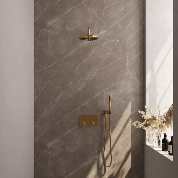 Brauer Brauer Gold Carving Regendoucheset: Thermostatische Inbouwkraan met Drukknoppen, Gebogen Wandarm, Douchekop 20cm, Wandhouder met Wateruitlaat, Staafhanddouche & Doucheslang - Set 51 - Geribbeld Draaiknoppen - PVD - Geborsteld Goud