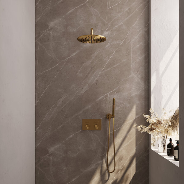 Brauer Brauer Gold Carving Regendoucheset: Thermostatische Inbouwkraan met Drukknoppen, Gebogen Wandarm, Douchekop 30cm, Wandhouder met Wateruitlaat, Staafhanddouche & Doucheslang - Set 52 - Geribbeld Draaiknoppen - PVD - Geborsteld Goud