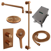 Brauer Brauer Copper Carving Regendoucheset: Thermostatische Inbouwkraan met 3-Weg Omstel, Gebogen Wandarm, Douchekop Ø20cm, Glijstang met Wateruitlaat, 3-Standen Handdouche & Doucheslang - Set 45 - Geribbeld Draaiknoppen - PVD - Geborsteld Koper