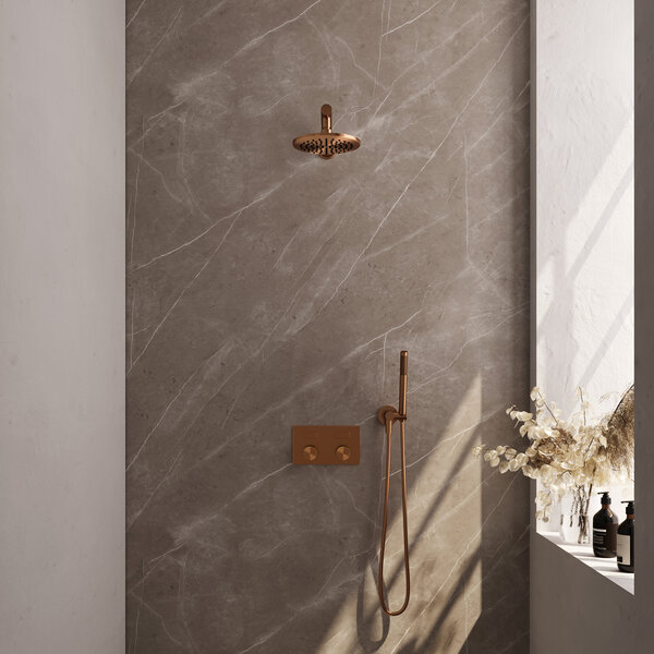 Brauer Brauer Copper Carving Regendoucheset: Thermostatische Inbouwkraan met Drukknoppen, Rechte Wandarm, Douchekop 20cm, Wandhouder met Wateruitlaat, Staafhanddouche & Doucheslang - Set 49 - Geribbeld Draaiknoppen - PVD - Geborsteld Koper