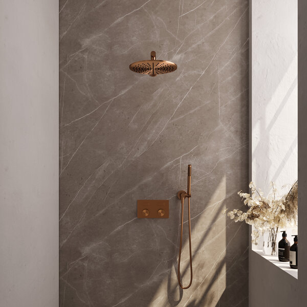 Brauer Brauer Copper Carving Regendoucheset: Thermostatische Inbouwkraan met Drukknoppen, Rechte Wandarm, Douchekop 30cm, Wandhouder met Wateruitlaat, Staafhanddouche & Doucheslang - Set 50 - Geribbeld Draaiknoppen - PVD - Geborsteld Koper