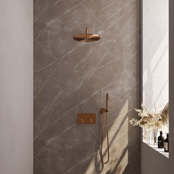 Brauer Brauer Copper Carving Regendoucheset: Thermostatische Inbouwkraan met Drukknoppen, Gebogen Wandarm, Douchekop 30cm, Wandhouder met Wateruitlaat, Staafhanddouche & Doucheslang - Set 52 - Geribbeld Draaiknoppen - PVD - Geborsteld Koper