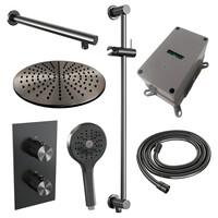 Brauer Brauer Gunmetal Carving Regendoucheset: Thermostatische Inbouwkraan met 3-Weg Omstel, Rechte Wandarm, Douchekop 30cm, Glijstang met Wateruitlaat, 3-Standen Handdouche & Doucheslang - Set 44 - Geribbeld Draaiknoppen - PVD - Geborsteld Gunmetal