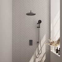 Brauer Brauer Gunmetal Carving Regendoucheset: Thermostatische Inbouwkraan met 3-Weg Omstel, Gebogen Wandarm, Douchekop 30cm, Glijstang met Wateruitlaat, 3-Standen Handdouche & Doucheslang - Set 46 - Geribbeld Draaiknoppen - PVD - Geborsteld Gunmetal