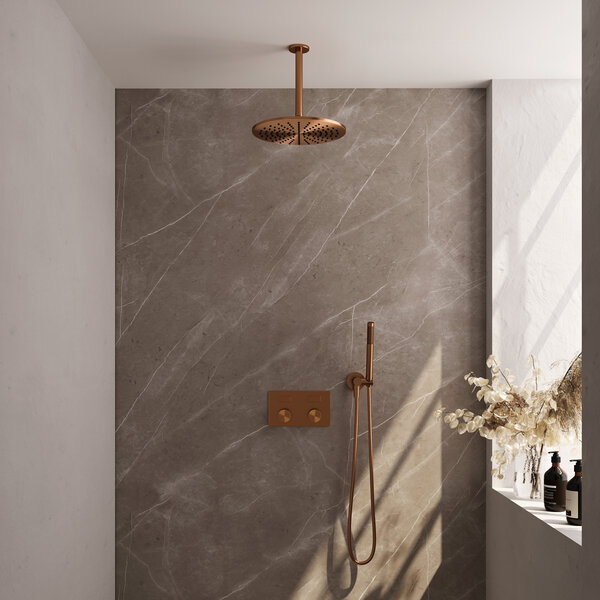 Brauer Brauer Copper Carving Regendoucheset: Thermostatische Inbouwkraan met Drukknoppen, Plafondarm, Douchekop 30cm, Wandhouder met Wateruitlaat, Staafhanddouche & Doucheslang - Set 54 - Geribbeld Draaiknoppen - PVD - Geborsteld Koper