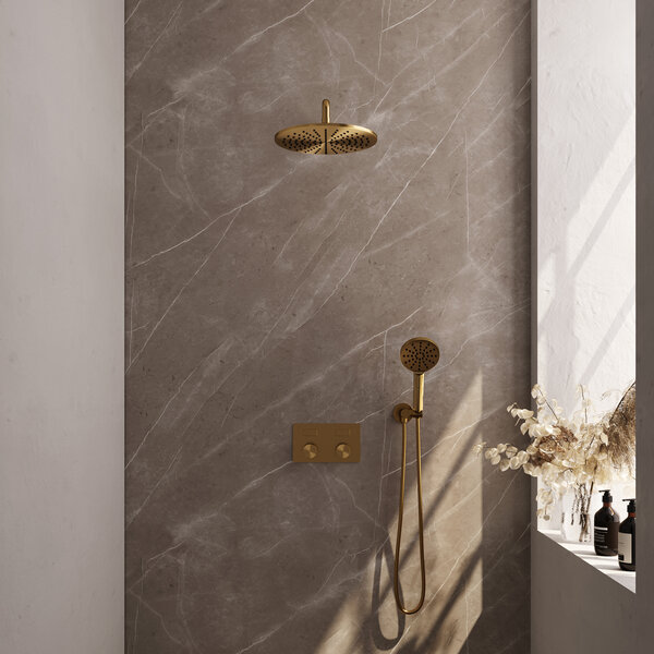 Brauer Brauer Gold Carving Regendoucheset: Thermostatische Inbouwkraan met Drukknoppen, Gebogen Wandarm, Douchekop 30cm, Wandhouder met Wateruitlaat, 3-Standen Handdouche & Doucheslang - Set 58 - Geribbeld Draaiknoppen - PVD - Geborsteld Goud