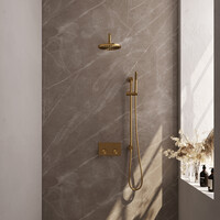 Brauer Brauer Gold Carving Regendoucheset: Thermostatische Inbouwkraan met Drukknoppen, Gebogen Wandarm, Douchekop 20cm, Glijstang met Wateruitlaat, Staafhanddouche & Doucheslang - Set 63 - Geribbeld Draaiknoppen - PVD - Geborsteld Goud