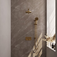 Brauer Brauer Gold Carving Regendoucheset: Thermostatische Inbouwkraan met Drukknoppen, Rechte Wandarm, Douchekop 20cm, Glijstang met Wateruitlaat, 3-Standen Handdouche & Doucheslang - Set 67 - Geribbeld Draaiknoppen - PVD - Geborsteld Goud