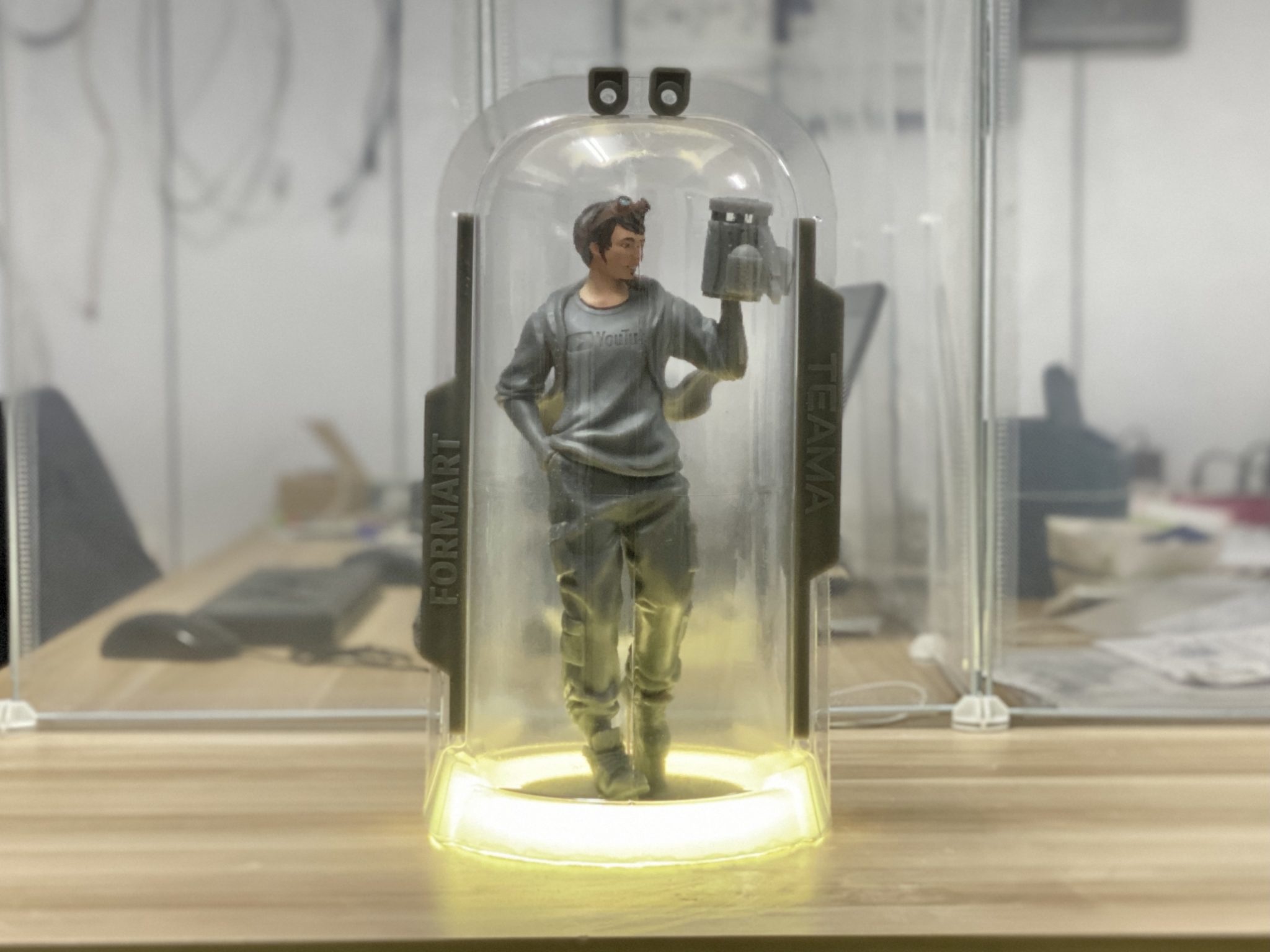 FORMART Demonstration - LED colorful doll display box