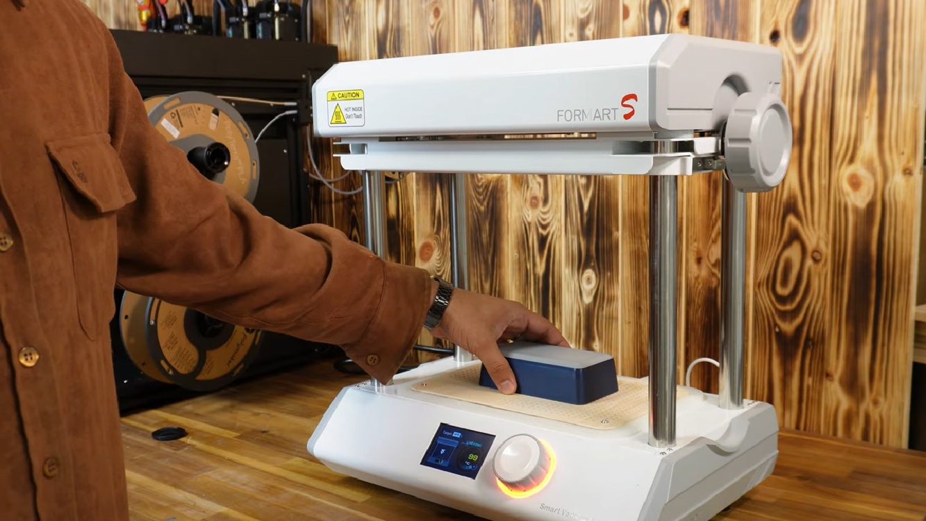 Carlos vacuum forming the blister packaging with the MY YARD FORMART S