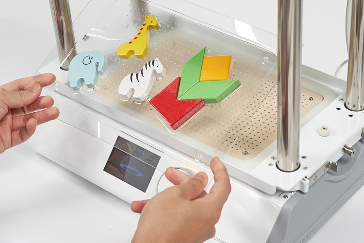 Animal-shaped puzzle blocks used as vacuum forming moulds