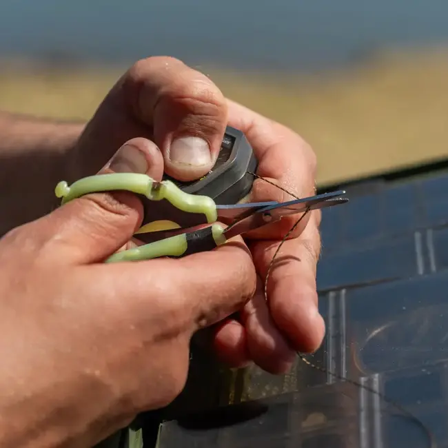 ridgemonkey nite glo strip n snip scissors