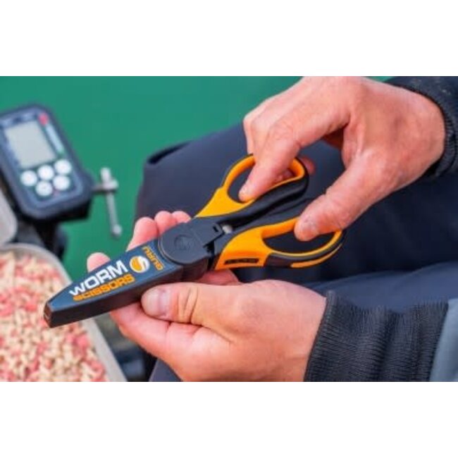 Guru worm scissors