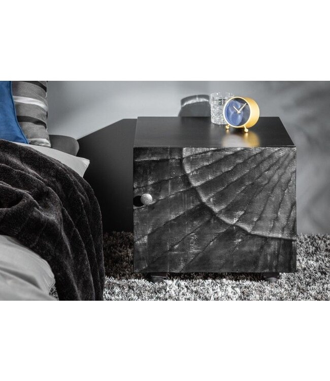 Invicta Interior Massief nachtkastje SCORPION 50 cm zwart mangohouten bijzettafeltje met 3D-houtsnijwerk - 40430