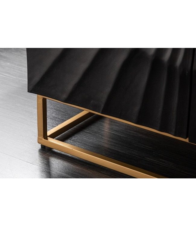 Invicta Interior Massief dressoir SCORPION 140 cm zwart mangohout met gedetailleerde 3D-gravures - 41399