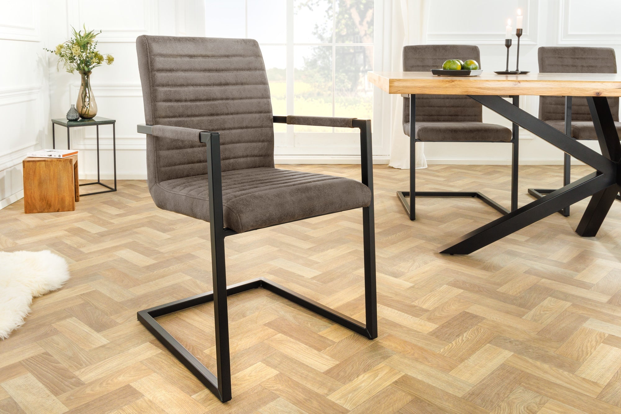 Moderne sledestoel LOFT taupe grijs microvezel met armleuning ijzeren frame zwart - 44409