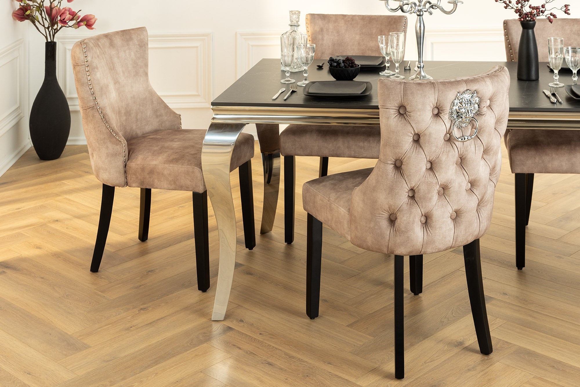 Chesterfield Stoel CASTLE DELUXE beige fluweel met leeuwenkop studs - 45734 afbeelding