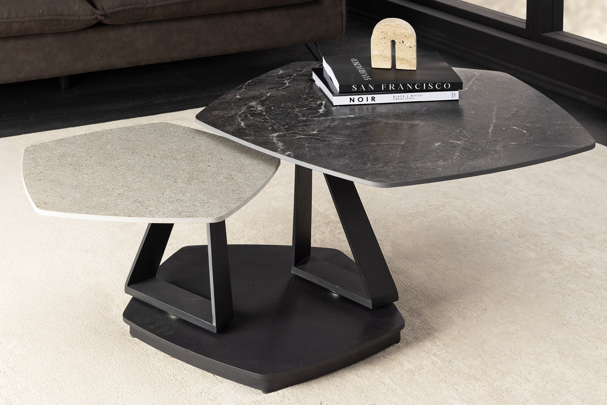 Draaibare salontafel MOVEMENT antraciet grijs keramiek vijfhoekig zwart metalen onderstel - 46420 afbeelding