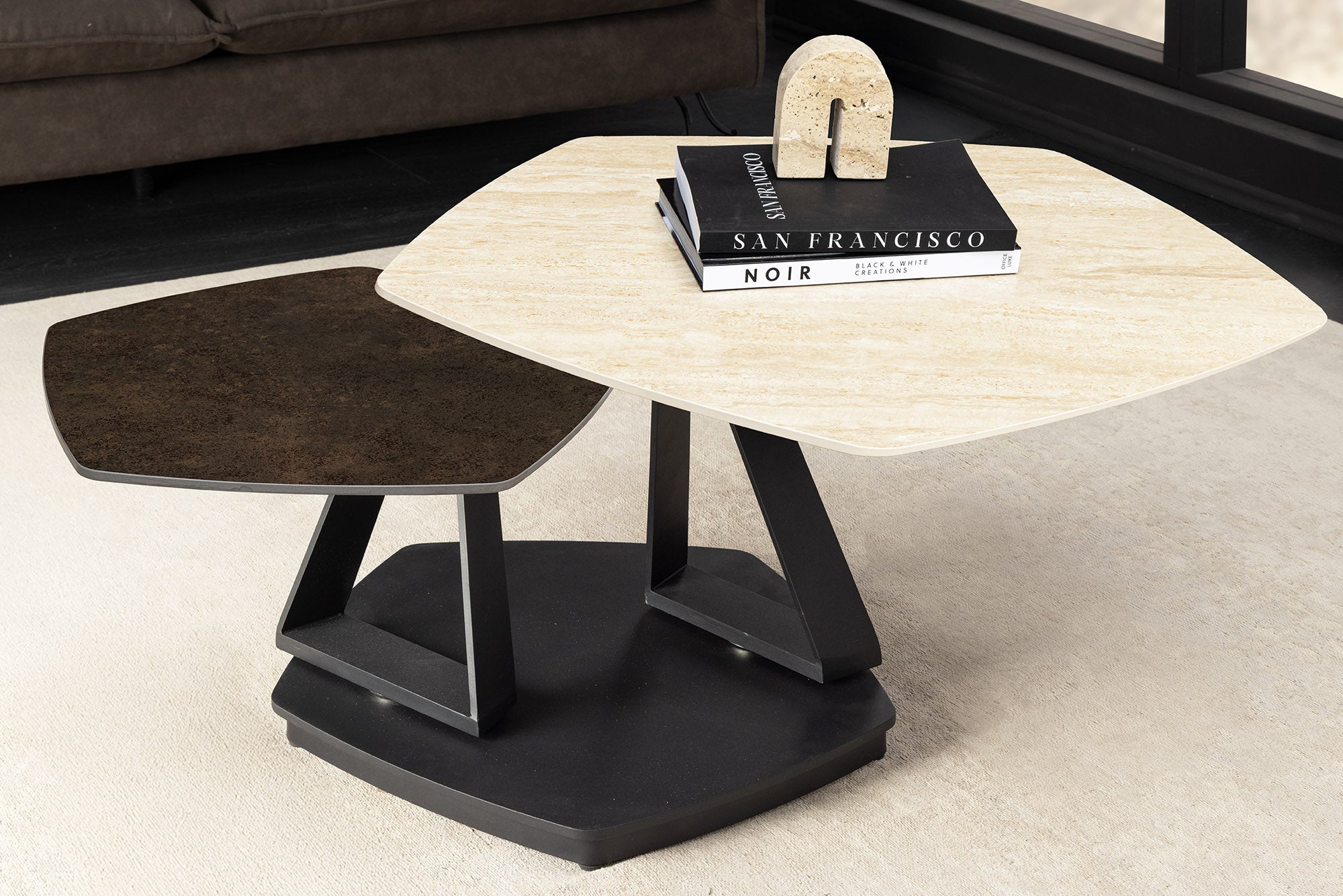 Design salontafel MOVEMENT roest vijfhoekige draaibare travertijn keramiek zwart metaal - 46421 afbeelding