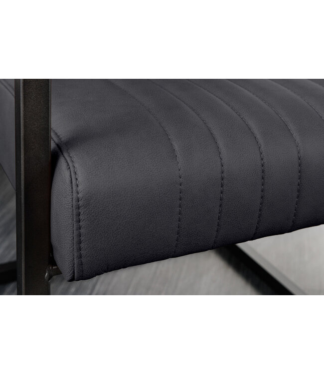 Invicta Interior Cantileverstoel BIG ASTON met armleuningen, verende kern, zwarte metalen poten, zwart leer. - 44533