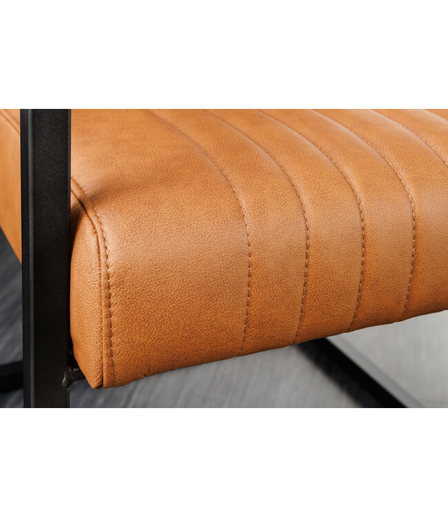 Invicta Interior Cantileverstoel BIG ASTON met armleuningen, verende kern, zwarte metalen poten, vintage cognackleurig leer. - 44530