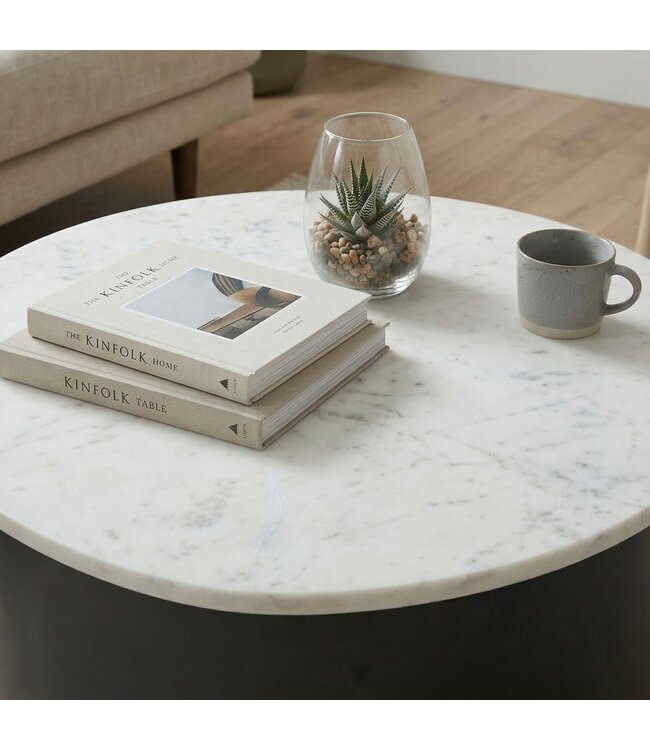 Wohnling Salontafel Zwart 63cm met wit marmeren tafelblad - Woonkamertafel Alu organische vorm - Sofa tafel Aluminium modern - Design Bijzettafel Metalen frame Handgemaakt