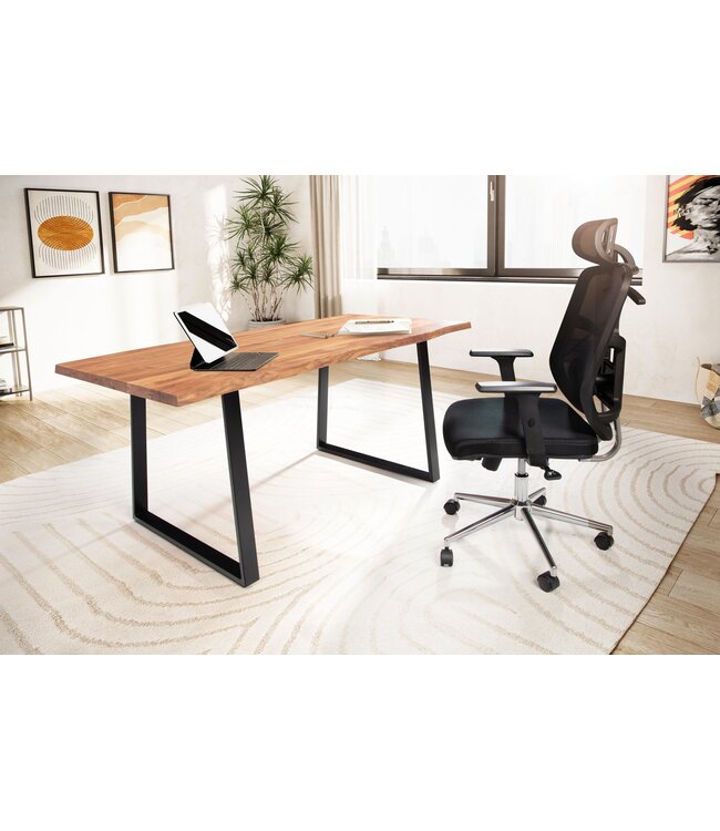 Wohnling bureau 140x80x76 cm acacia massief hout / metaal computertafel boomrand, thuiskantoor kantoortafel massief met trapeziumvormige poten in zwart, houten tafel laptoptafelstudie